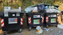 Rifiuti, la rabbia corre sui social: proteste e segnalazioni. Spunta anche una poltrona abbandonata
