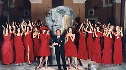 Addio a Valentino, l'imperatore del rosso. Gli abiti pi&ugrave; famosi, la passione per i cani, quel mestiere mancato, amori e patrimonio. La storia del re della moda