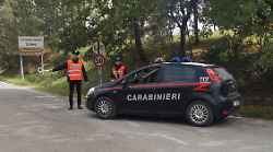 Notte di follia per un 19enne ubriaco: sedie lanciate, danni alla strada, carabinieri picchiati. Finisce in manette