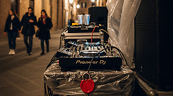 Movida a Siena, il Comune "spegne" la musica in centro: scatta l'ordinanza urgente