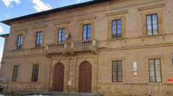 Giornata della memoria, una corona per le sorelle Nissim presso la lapide della scuola Saffi
