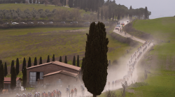 Inizio soft, poi fuoco, fiamme e sterrato: ecco come cambia la Strade Bianche 2026. Le novit&agrave; del percorso