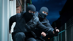 Ladri a caccia di pannelli fotovoltaici messi in fuga dall'allarme