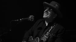 Elvis Costello a Umbria jazz, chiuder&agrave; l'edizione 2026 all'Arena Santa Giuliana