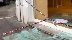 Assalto con spaccata nella notte alla profumeria: ladri messi in fuga dal fumo