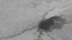 Si apre un cratere nell'asfalto, chiusa strada del Linaiolo. La viabilit&agrave; alternativa