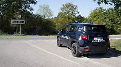 Si spaccia per carabiniere e sfila ad anziana gioielli da 30mila euro: scovato e denunciato