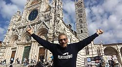 L'impresa green di Marco Mioni: in bici da Siena a Roma a 80 anni per un mondo "Plastic Free"