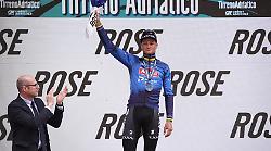 Tirreno Adriatico, spettacolo a San Gimignano: Van der Poel vince la tappa