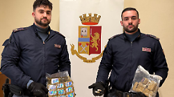 Nasconde la droga nel paraurti dell'auto: Polizia arresta un 34enne