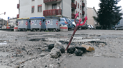 Massacrati dalle buche, il conto miliardario dell'asfalto rotto: incidenti e danni spesso causati dalla scarsa manutenzione