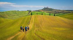 A passo lento nella Val d'Orcia: con la primavera torna la voglia del turismo a piedi