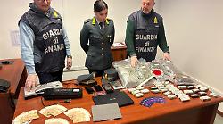 Droga nei pacchi del corriere: arrestato 25enne dipendente scolastico con 5,5 chili di marijuana e hashish