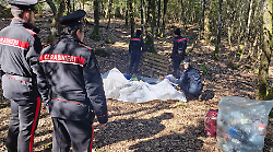 Droga, smantellato un bivacco dello spaccio nei boschi: denunciati due tunisini