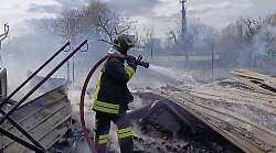 Incendio divora un deposito materiali
