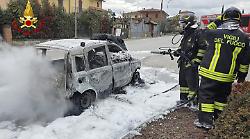 Auto a gas metano e benzina avvolta dalle fiamme