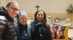 Donate le uova di Pasqua alla mensa dei poveri