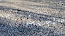 Sindaco minacciato, la scritta sull'asfalto: "Morirai"