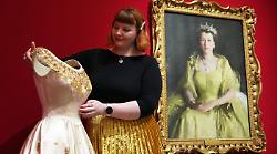 Lo stile di Elisabetta II in mostra a Londra: 5 cose che forse non sapevi sui suoi look