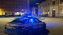 Ragazzina aggredita in pieno centro. I genitori denunciano: "Passanti indifferenti, nessuno l'ha difesa"