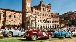 Lo spettacolo della Mille Miglia fa di nuovo tappa a Siena