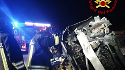 Tragedia sulla Siena-Grosseto: auto si ribalta e si incendia, muore un 37enne