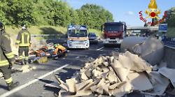 Auto travolta dal carico di un tir sull'A1: due giovani in ospedale