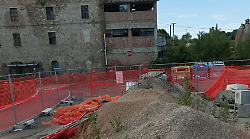 Il cantiere fermo da anni ostruisce il parcheggio: caos a Taverne d'Arbia