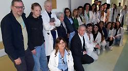 Arianna Goracci, il sorriso che resta: una targa in reparto per ricordare la "prof" dell'umanit&agrave;