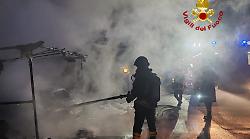 Incendio nella notte divora un box auto