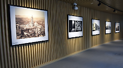 Ospedale le Scotte, nel grigio tunnel che diventa galleria d'arte le foto della storia dell'accoglienza senese