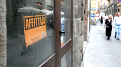 Viaggio fra i fondi commerciali vuoti a Siena: locali in affitto da 15mila euro al mese ma anche qualche occasione