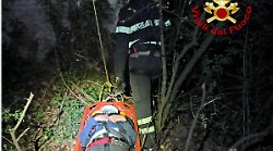 Cade da un dirupo nel fiume Elsa: 44enne salvato dai vigili del fuoco
