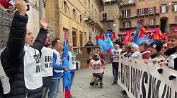 Sciopero, lavoratori Beko cantano davanti al Comune di Siena. Video