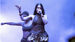 Gaia arriva a sorpresa e gira uno spot pubblicitario