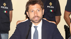 Droga venduta per strada a Poggibonsi, le telecamere filmano tutto. In aula un cliente: "Ecco come acquistavo la cocaina"