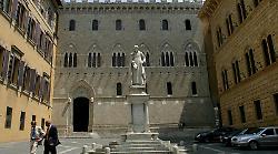 Mps, utili record da oltre 3 miliardi. Fisac Cgil: "Siano redistribuiti anche ai dipendenti"