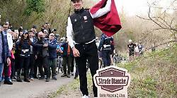 Strade Bianche: Tadej Pogacar inaugura il cippo in mezzo a centinaia di tifosi - Il video