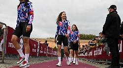 Tutti in piedi sui pedali, Strade Bianche al via