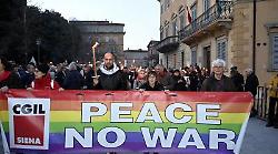 A Siena la marcia in nome della pace: fiaccole accese contro la guerra