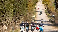 In sella alla Vespa sulle Strade Bianche
