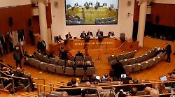 Mps, la partita dell'assemblea: fischi, grida e applausi. Lovaglio il pi&ugrave; acclamato