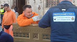 Aria di Palio con i parapetti in Piazza del Campo