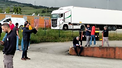 Caso Acqua&Sapone: tir al cancello per svuotare una parte del magazzino: i lavoratori bloccano tutto