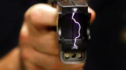 Giovane colpito da taser della Polizia ha un malore e muore