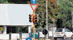 Multe agli automobilisti: in arrivo un nuovo impianto che sanziona il passaggio con il rosso al semaforo