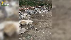 Trecento metri quadrati di terreno vegetale trasformati in una discarica abusiva