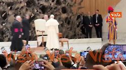 Leone XIV arriva all'incontro con i cronisti, dal pubblico urlano "Viva il Papa"