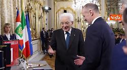 Mattarella riceve in dono le maglie di Milan e Bologna in Quirinale
