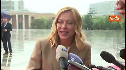 Meloni a Tirana sotto la pioggia ringrazia un cronista per aver aperto un ombrello al punto stampa
